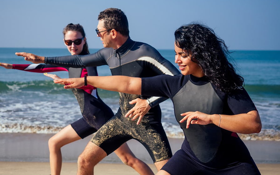 Lernende Surfer an der Playa de Muro
