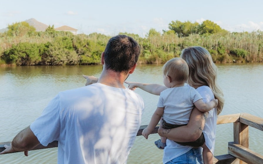 Familie beobachtet die Albufera
