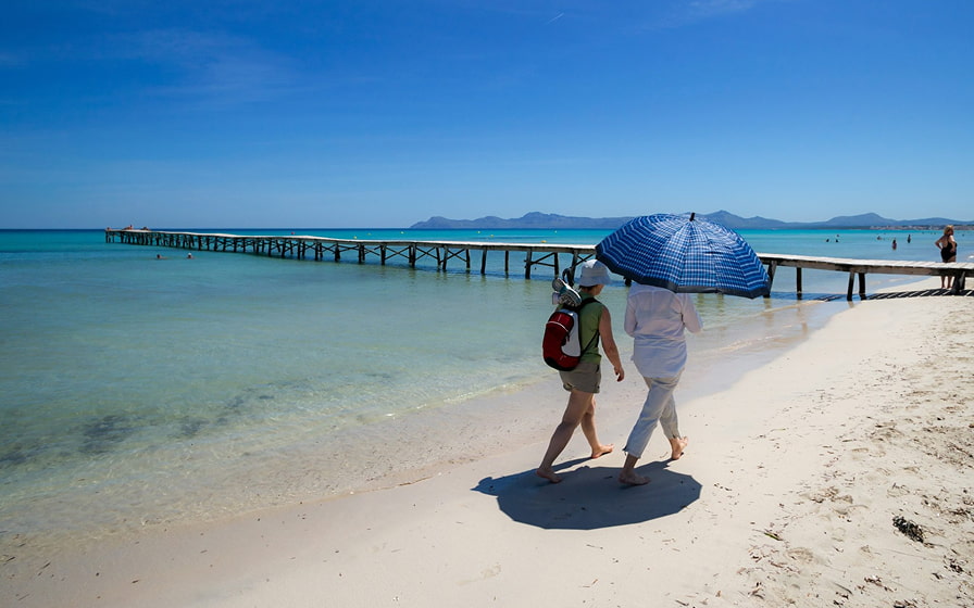 Menschen, die am Ufer spazieren gehen