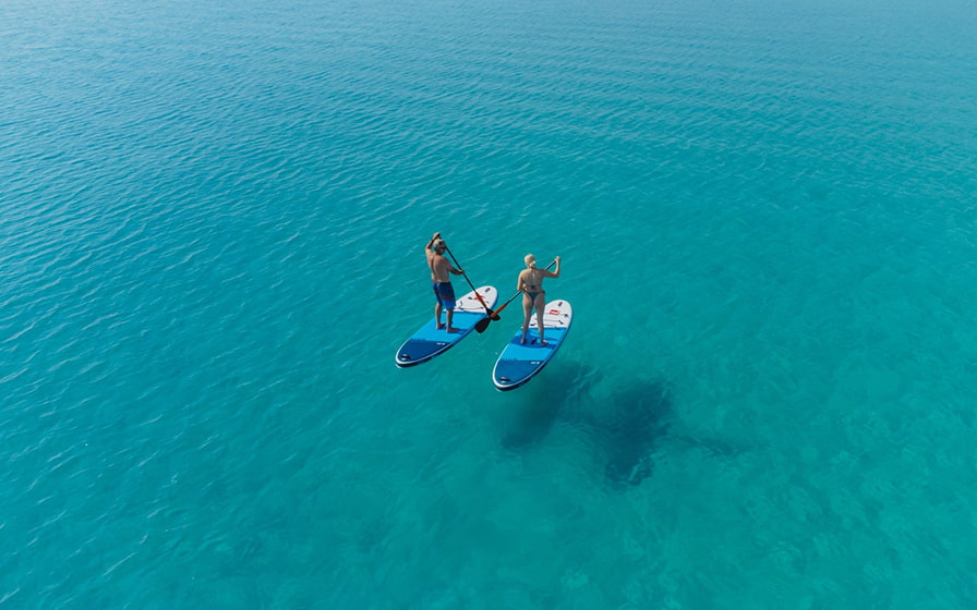 Menschen beim Paddel-Surfen
