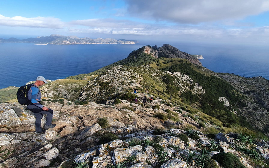 Person auf dem Gipfel des Berges
