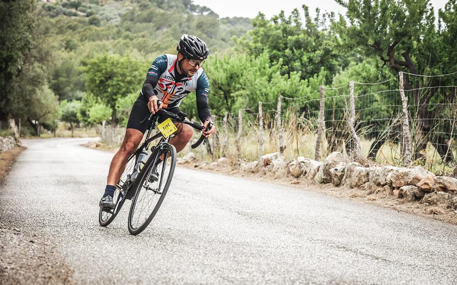 Ciclista de la Mallorca 312 solo por la montaña