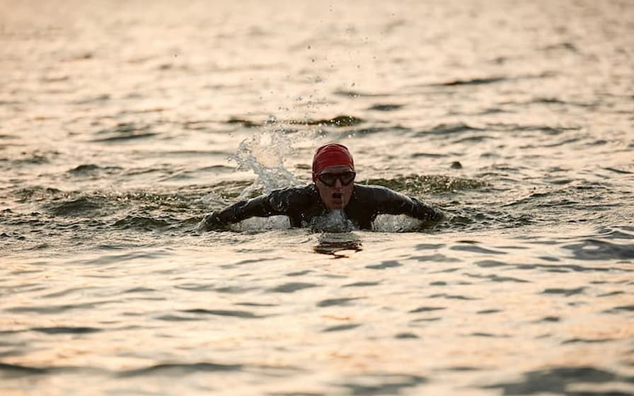 Schwimmer beim Training im Freiwasserkanal von Alcúdia.