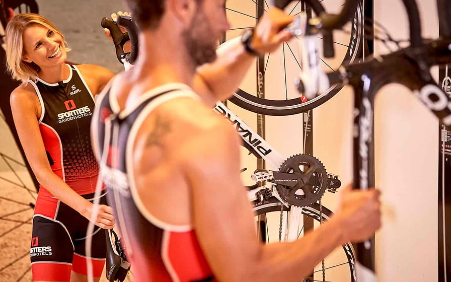 Radfahrer hängen ihre Fahrräder nach dem Training auf